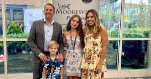 عائلة غريغ بيفل تكسر الصمت حول وفاة نجم (NASCAR) وزوجته وطفليه.