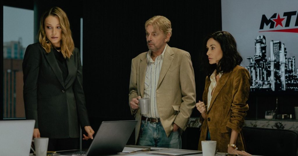 كايلا والاس تلمح إلى “تشققات” في الأحداث قبل الموسم الثالث من مسلسل (Landman).