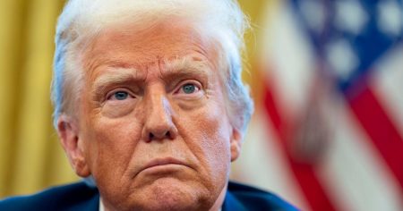 ترمب يتحدث مع بوتين قبيل لقائه مع زيلينسكي