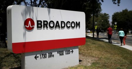 “برودكوم” تتوقع إيرادات قوية بدعم من طلبات معدات الذكاء الاصطناعي