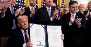 بتكوين تكبد الأفراد خسائر قاسية في 2025 رغم وعود ترمب