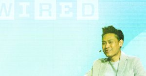 مخرج “Wicked” جون م. تشو يتحدث عن جمال الفن في عصر الذكاء الاصطناعي.