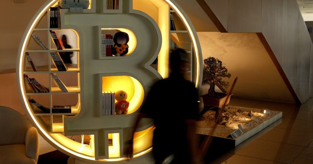 بتكوين تتجه لأول انفصال سنوي عن الأسهم خلال عقد