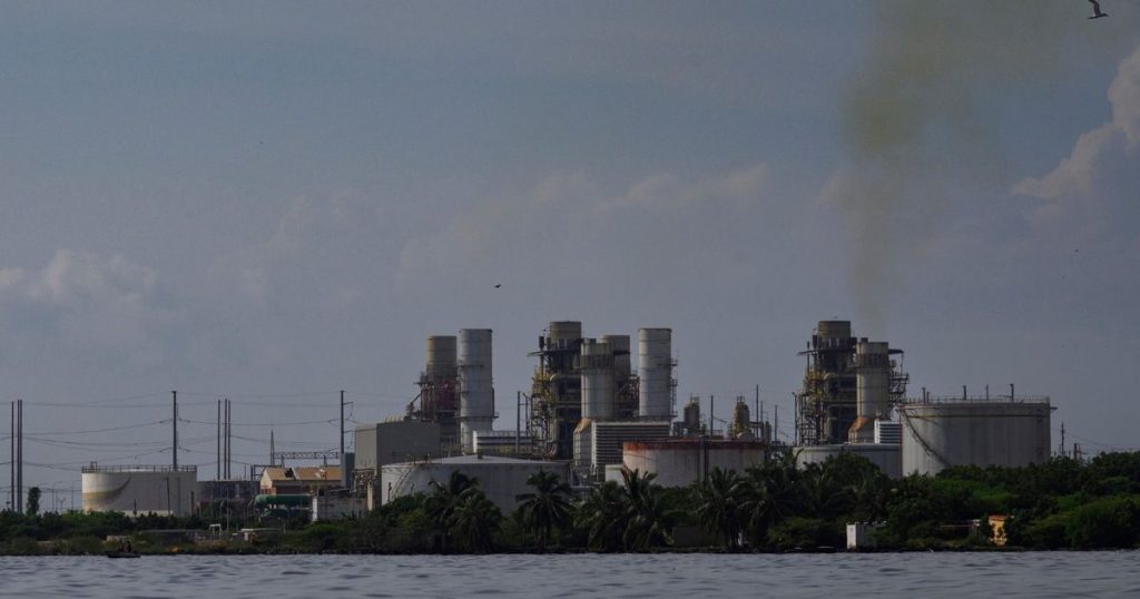 الحصار الأميركي قد يجبر فنزويلا على إغلاق آبار نفط خلال أيام