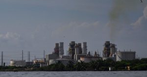 الحصار الأميركي قد يجبر فنزويلا على إغلاق آبار نفط خلال أيام