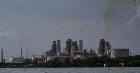 الحصار الأميركي قد يجبر فنزويلا على إغلاق آبار نفط خلال أيام