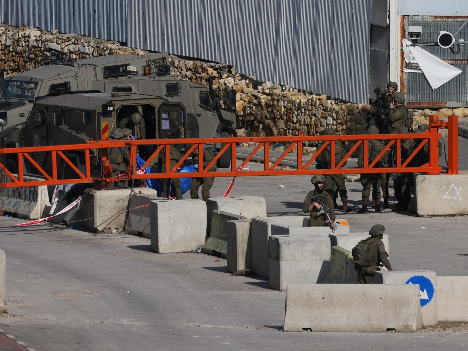 شهيد برصاص الاحتلال في الخليل واقتحامات واعتقالات في الضفة