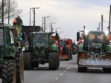 مزارعون يواصلون إغلاق الطرق في فرنسا احتجاجا على سياسات الحكومة