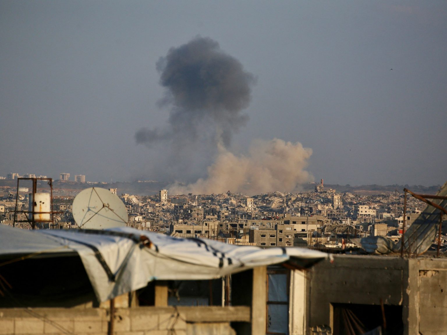 غارات بوسط القطاع وجنوبه والاحتلال يغتال 3 فلسطينيين قرب الخط الأصفر
