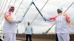 بحضور الأمير فهد بن جلوي.. إيقاد شعلة أولمبياد ميلانو كورتينا