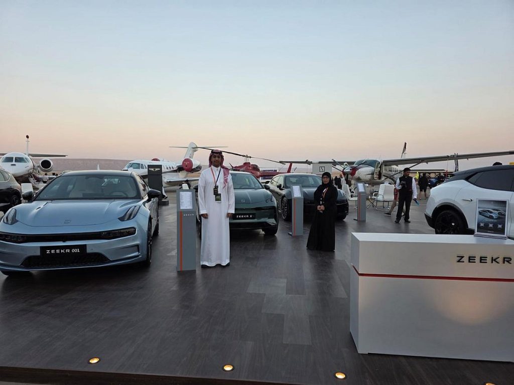 الوعلان القابضة” تستعرض خدماتها المتنوعة في قطاعي الطيران والسيارات خلال مشاركتها في “معرض الطيران العام 2025