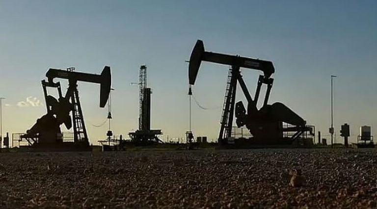 تراجع أسعار النفط مع ضعف الطلب وسط ترقب جهود السلام في أوكرانيا