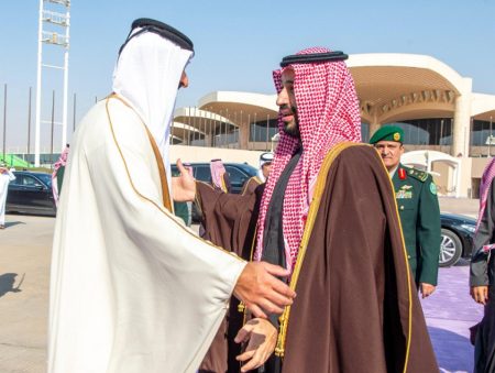 أمير قطر يغادر الرياض وفي مقدمة مودعيه ولي العهد