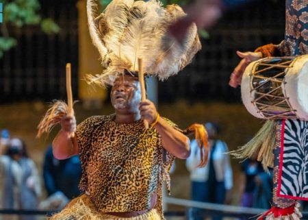 زوار مبادرة “انسجام عالمي 2” يتعرّفون على ثقافة أوغندا وفنونها الشعبية