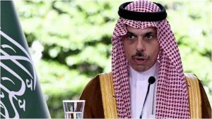وزير الخارجية يناقش المستجدات الإقليمية والدولية مع نظيرته البريطانية