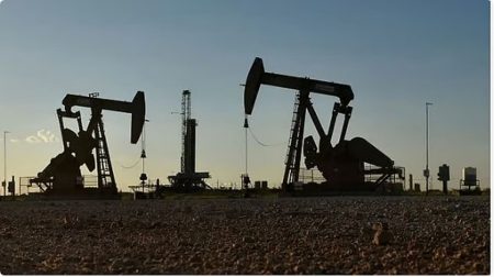 ارتفاع أسعار النفط عند التسوية عقب خفض الفائدة الأمريكية