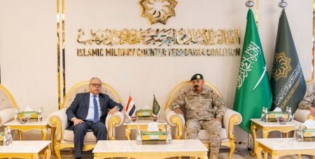 «المغيدي» يستعرض مع سفير مصر لدى المملكة جهود «التحالف الإسلامي» في مواجهة التهديدات الإرهابية