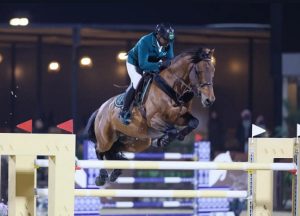 «قفز السعودية».. منصة عالمية لتأهيل كوادر الفروسية التحكيمية المحلية