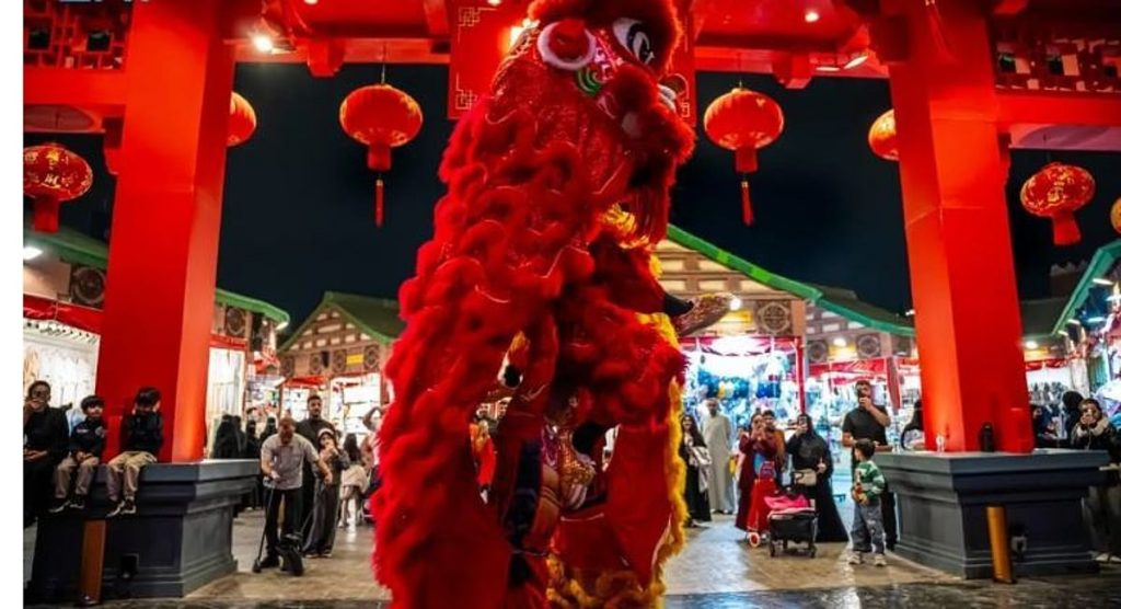 «بوليفارد وورلد».. رحلة عالمية تضم أكثر من 130 عرضًا يؤديها نحو 200 عارض