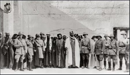 لحظة نادرة التوثيق.. صورة تاريخية للملك عبدالعزيز خلال زيارته البصرة عام 1334هـ