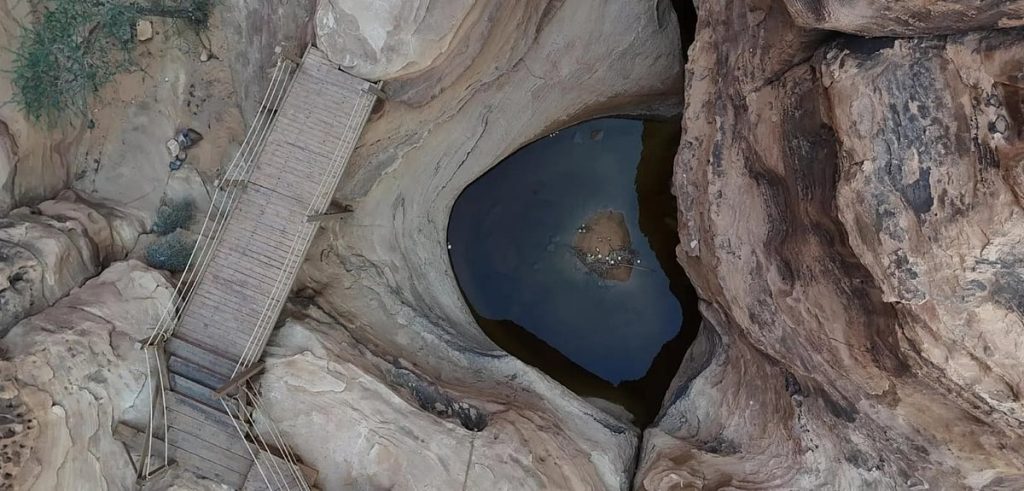 تجاويف العُلا الصخرية.. خزانات طبيعية تحفظ مياه الأمطار