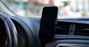 «المرور» يحذر من استخدام الهاتف أثناء القيادة