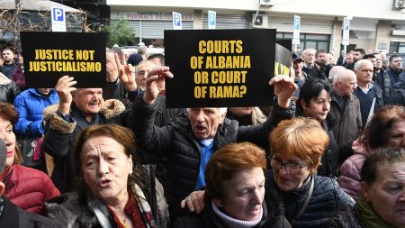 أعادت المحكمة الدستورية النائبَ رئيس الوزراء الألباني بالوكو منصبه وسط اتهامات.