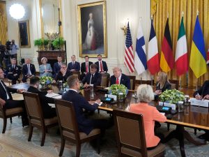 غارديان: دونالد ترامب يسعى إلى تغيير الأنظمة في أوروبا