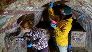 اكتشف علماء الآثار لوحة جدارية نادرة تصور يسوع بأسلوب روماني في قبر بتركيا.