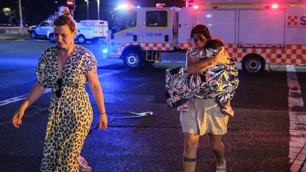 مواطن يوقف مسلحًا خلال حادث إطلاق نار في (عيد الأنوار) بسيدني.