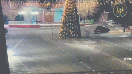 سائق في كازاخستان يصطدم بشجرة عيد الميلاد (Christmas tree) خلال فيديو مراقبة.