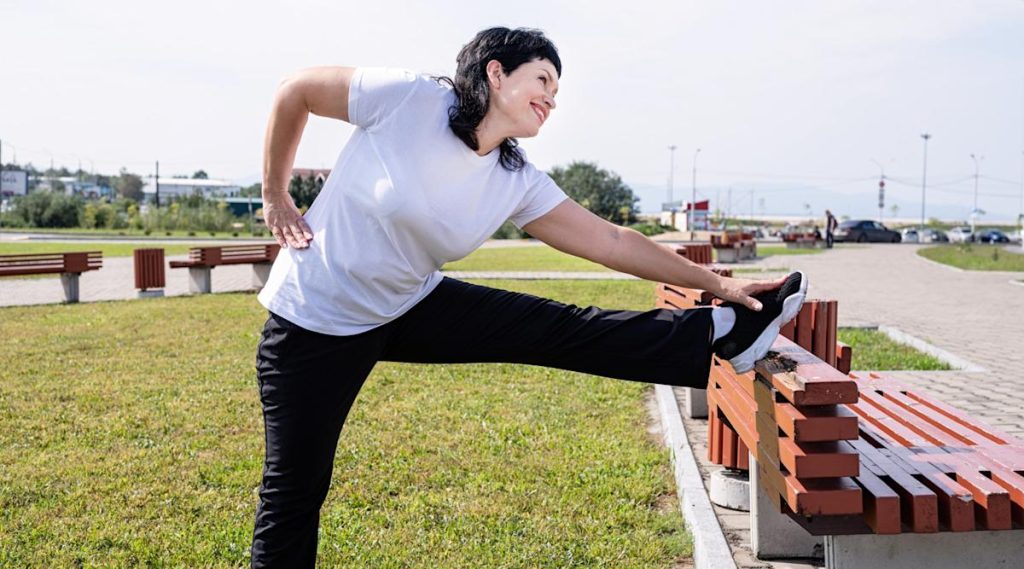 شاب يبلغ 35 عامًا يشعر بالحرمان بعد الادخار المكثف في العشرينات.