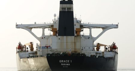 عقود خام دبي تدق جرس الإنذار من تخمة النفط