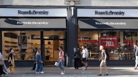 مستثمر محتمل يلوح في الأفق لـ (Russell & Bromley) خلال مراجعة التمويل.