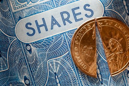 لماذا لا أحد يتحدث عن تقسيم الأسهم 3 مقابل 1 (Stock Split) المرتقب قبل نهاية عام 2025؟