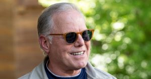 صفقة “نتفلكس” تضع رئيس “وارنر براذرز” على أعتاب نادي المليارديرات