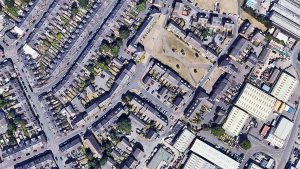 أُخلي 200 منزل في ديربي، إنجلترا، لكن الشرطة تنفي وجود تهديد إرهابي.