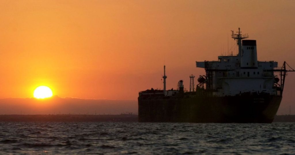 ناقلتا ظل تواصلان تحميل نفط فنزويلا رغم الضغوط الأميركية