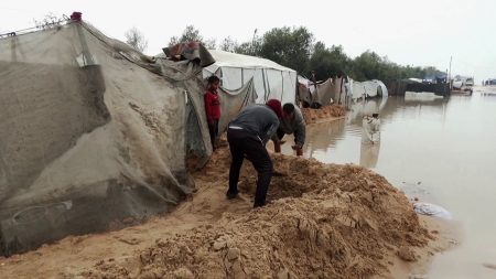 صحة غزة: البرد يهدد حياة الأطفال وكبار السن بخيام القطاع