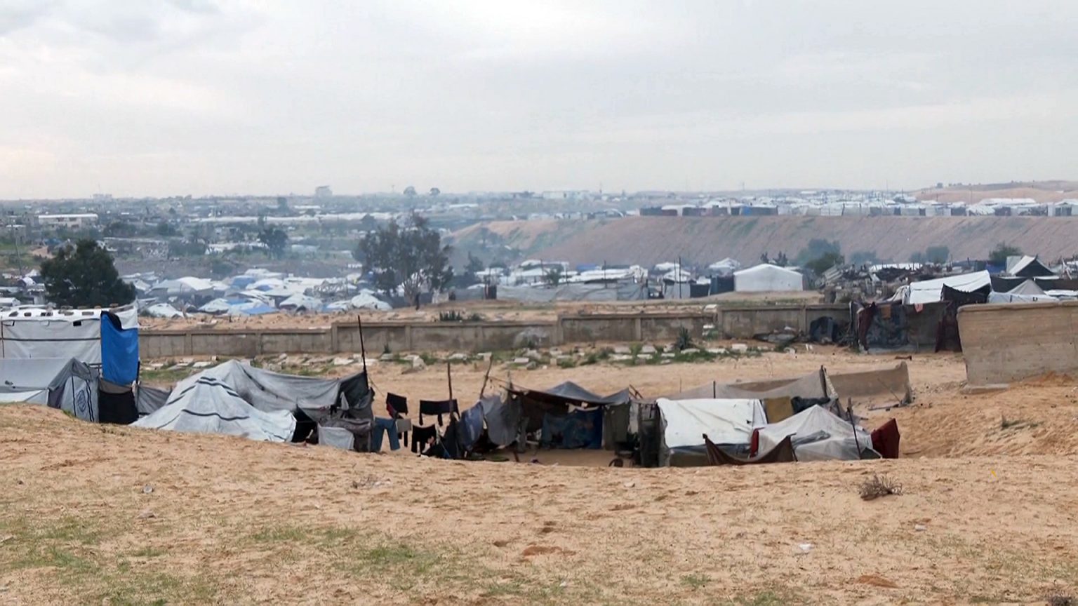 قصف مدفعي وغارات إسرائيلية تستهدف مناطق عدة بغزة