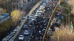احتجاجات إيران تتصاعد في طهران ومشهد وسط اشتباكات عنيفة.
