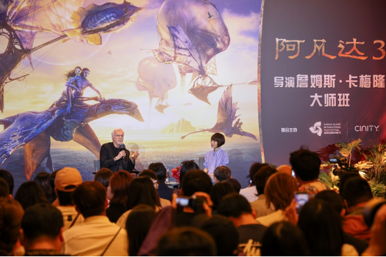 جيمس كاميرون يحذر من الذكاء الاصطناعي التوليدي، ويشيد بقوة السينما في ورشة عمل رئيسية في مهرجان هيلين السينمائي الدولي