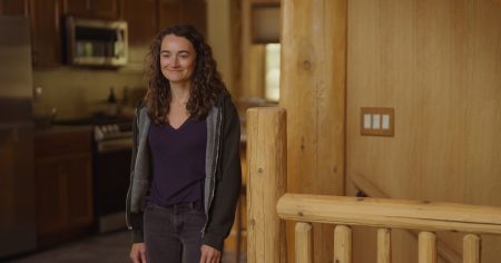 يصدر فيلم “يونيفرسال” (Universal) الأخير للممثلة كيلي ماك، نجمة مسلسل “ذا ووكنغ ديد” (The Walking Dead)، بعد 4 أشهر من وفاتها بسبب ورم الدبقي.