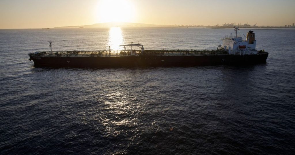 إيران تحتجز ناقلة نفط في خليج عمان للاشتباه بتهريبها وقوداً