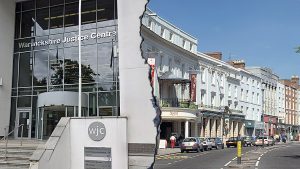 قُضي بسجن طالبي لجوء أفغان بتهمة اغتصاب مراهقة بريطانية في حديقة وارويكشاير.