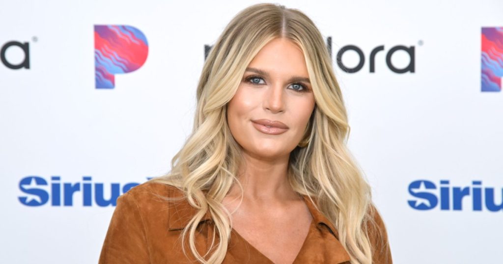 ماديسون ليكروي تعلن عن فستانها المرصّع بالترتر (Sequin Dress) المفضل، معروض حالياً بسعر 34 دولاراً.