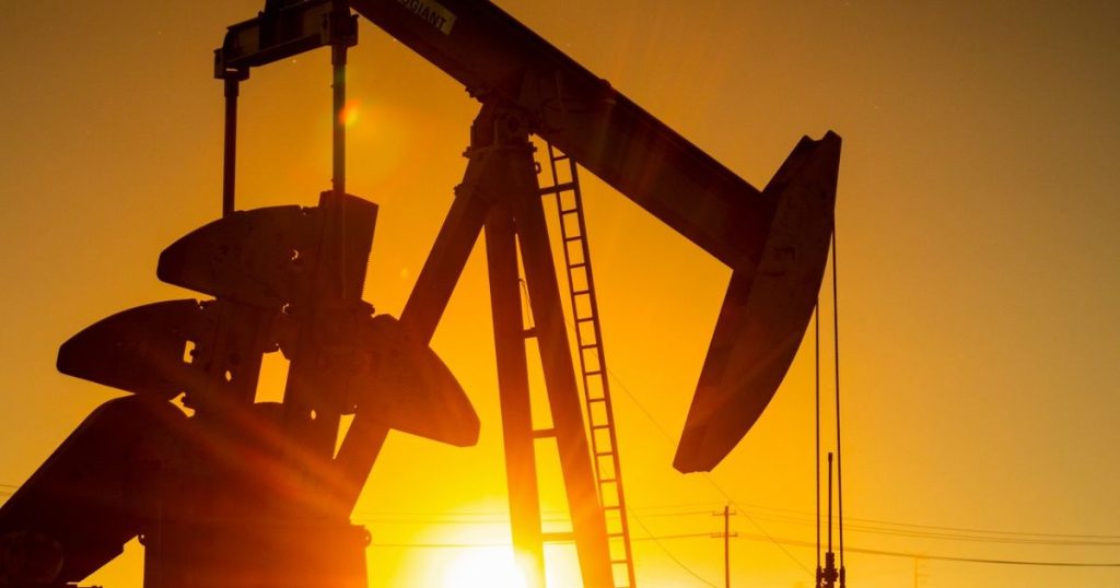 أسعار النفط تهبط بفعل مخاوف فائض الإمدادات وسط تداولات ضعيفة