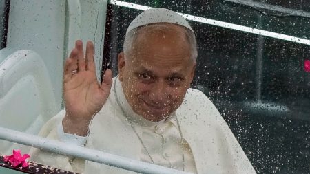 البابا ليو الرابع يترأس اجتماعًا للحوار الديني من أجل السلام في لبنان.