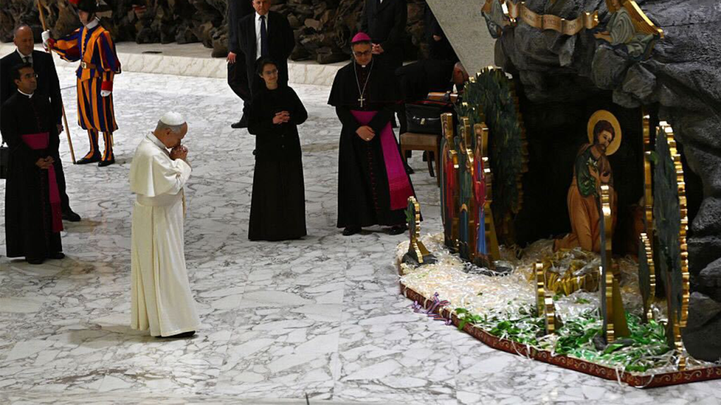 رئيسة مناهضة للإجهاض تحتفي بلوحة (الناتيفتي) الفاتيكانية المخصصة لـ 25 ألف جنين.