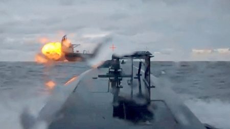 الولايات المتحدة وأوكرانيا تستهدفان أسطولًا نفطيًا مظلمًا يضم 1000 سفينة.